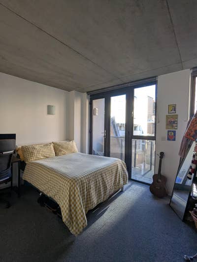 Room to rent - Dalston - Ensuite & Balcony Main Photo