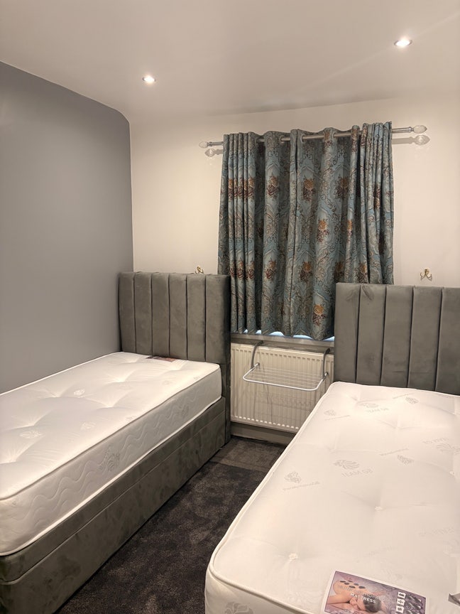 Spacious Double Room in 3-Bed House  Main Photo