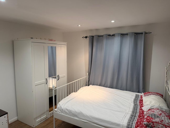 One bedroom in a shared house Main Photo