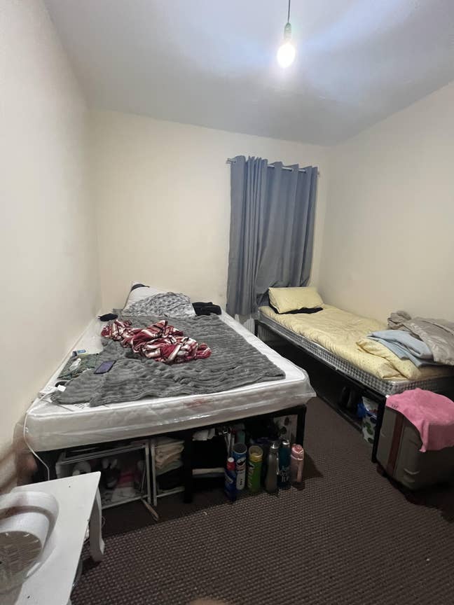 Bed Space available to for one girl. Main Photo