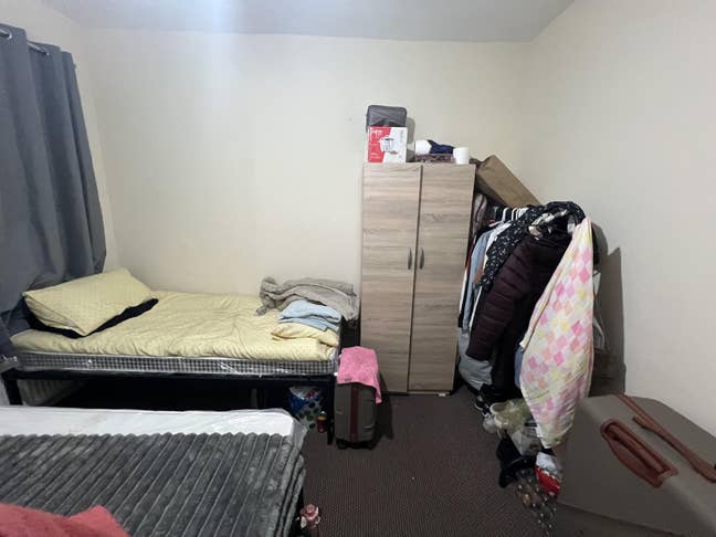 Bed Space available to for one girl. Main Photo