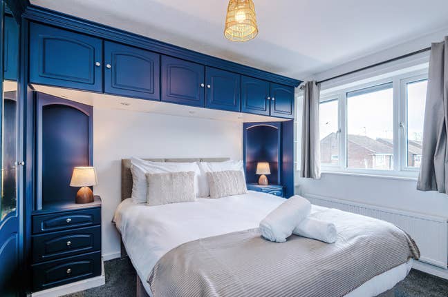 Fully furnished, All bills included, drive & darts Main Photo