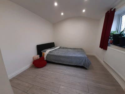  Spacious double bedroom close to station Main Photo