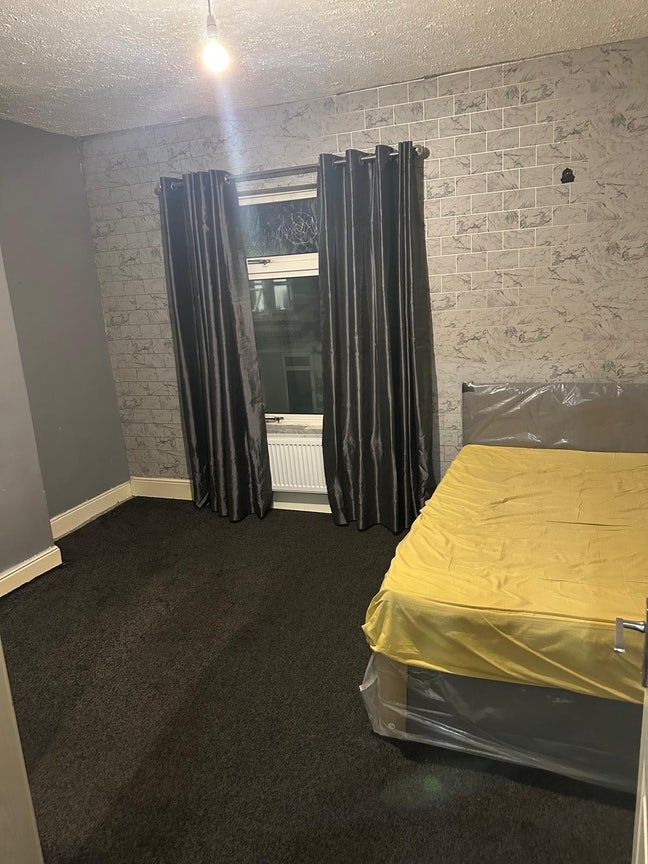 Private rooms available in a 4 bed house  Main Photo