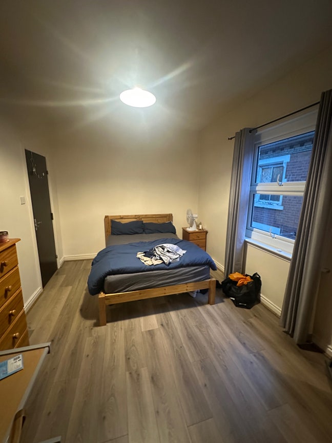 Large Double Room | 2 mins to Tram $ Sainsbury’s  Main Photo