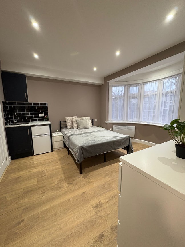 🏡 Spacious studios in Enfield – EN1 1JE Main Photo