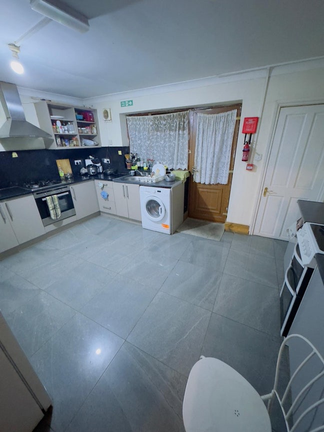 Sharing room to let Main Photo