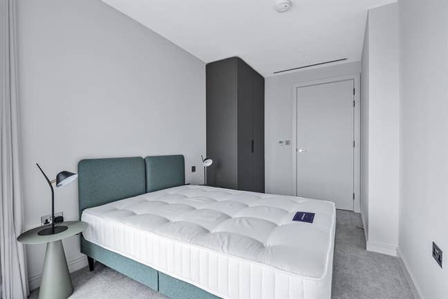 Modern Double Room with Private Bathroom Main Photo