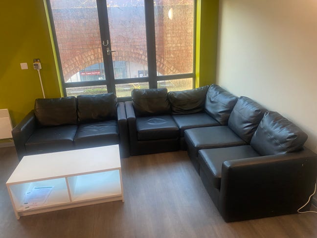 An ensuit room with only shared Kitchen Main Photo