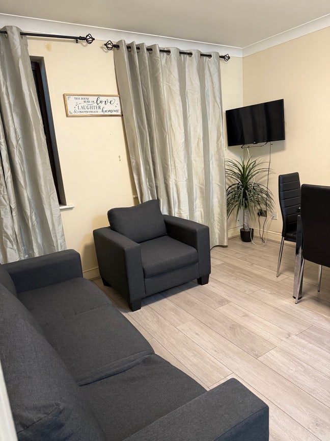 Massive king size room available at E1 Main Photo