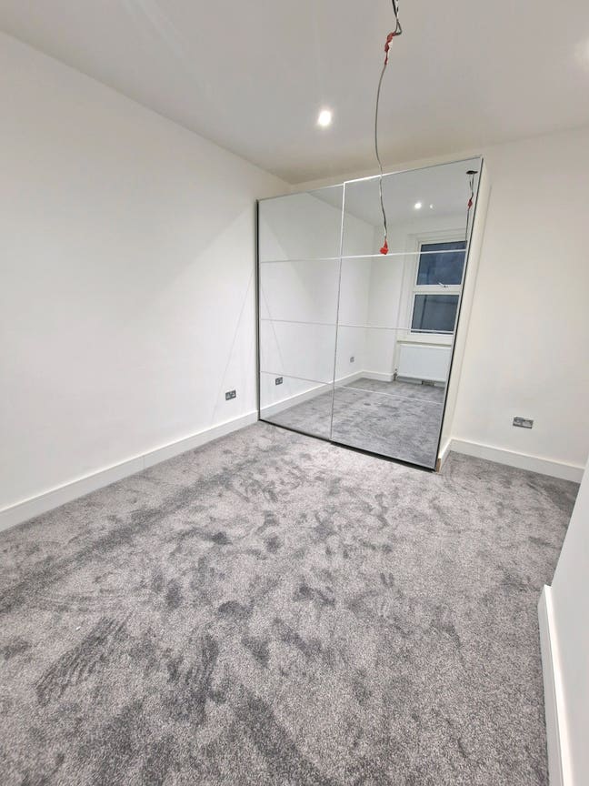 Large 3-Bedroom Flat Minutes from Tube – West Kens Main Photo
