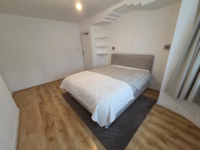 Queen Room Newly Decorated - Edgware Main Photo