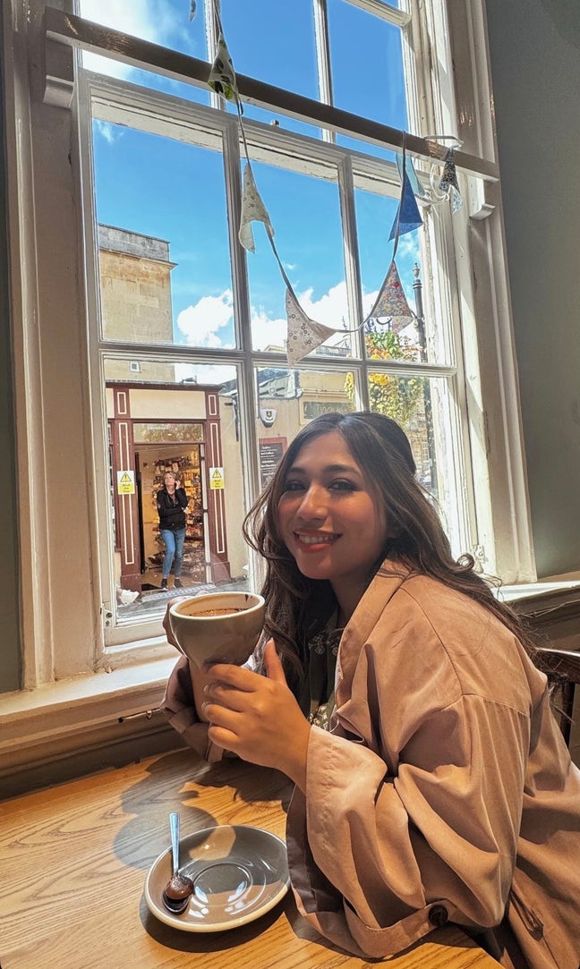  TEMPORARY 1 month stay - whole property Main Photo