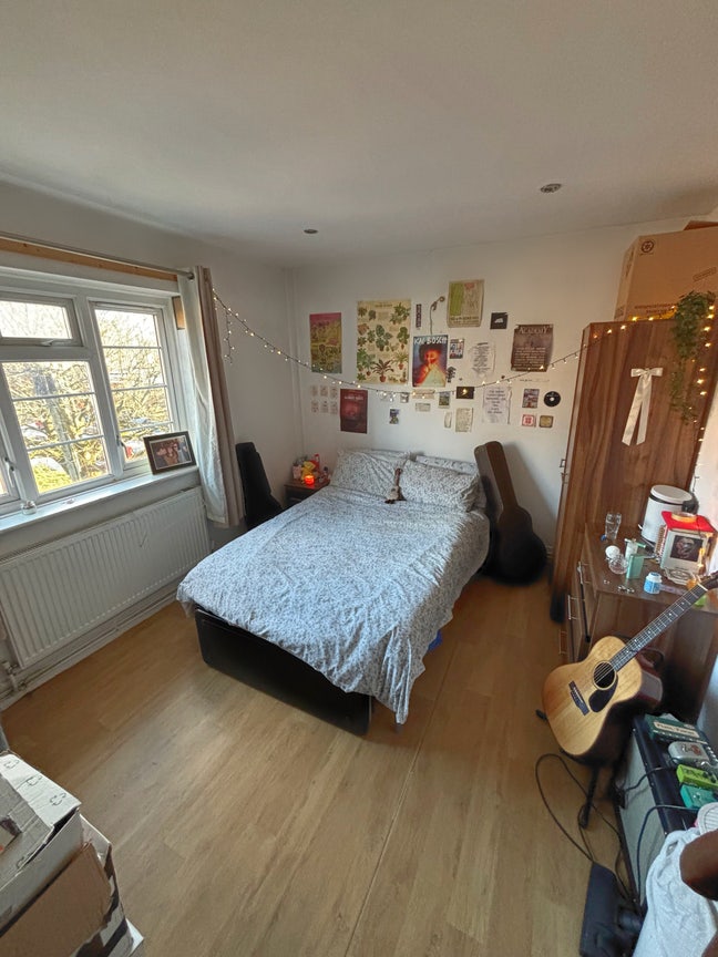Room available in cosy flat close to town  Main Photo