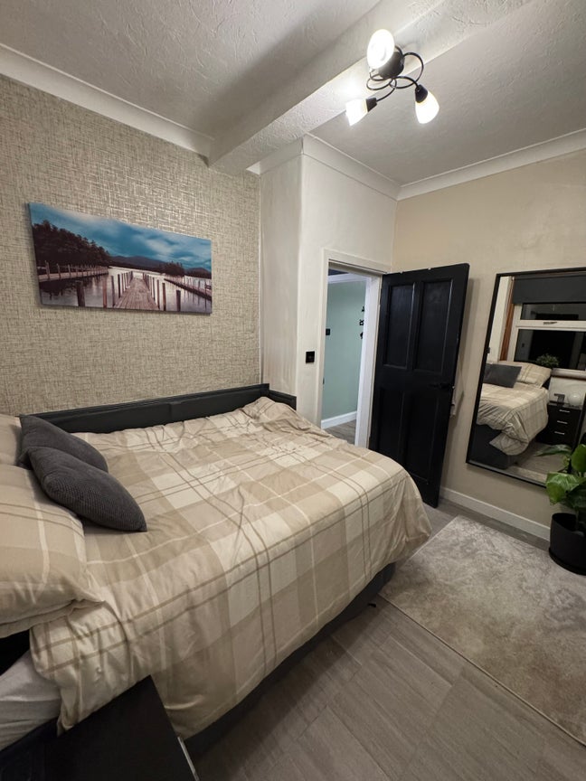 1 bedroom to rent in newly renovated flat Main Photo