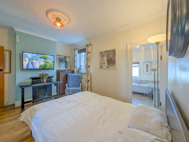  Double Bedroom with full Ensuite Main Photo