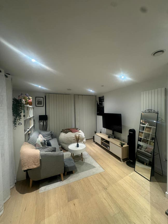 Massive Studio for Temp Stay (Max. 1 Month Stay) Main Photo