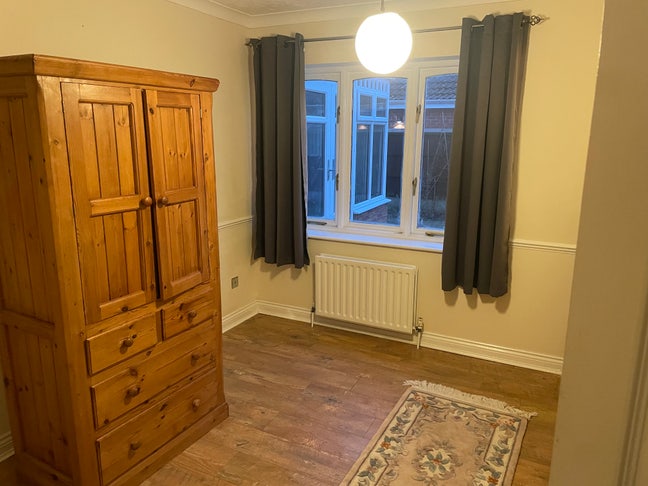 Large room to let in  Executive  house Main Photo