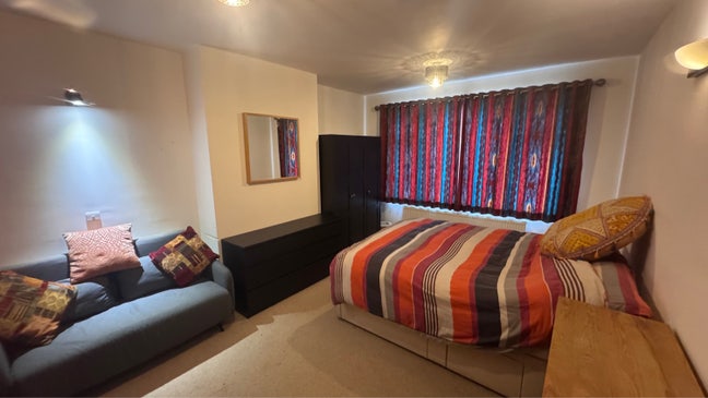 Sunny Double Room in Great Location Main Photo