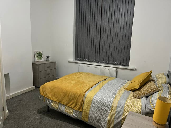 Failsworth- lovely 1st floor back ensuite room Main Photo