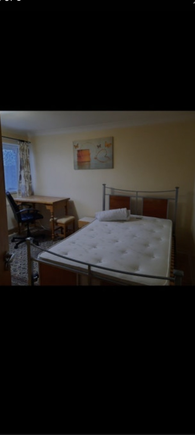 Large bright room Inc parking and bills Main Photo