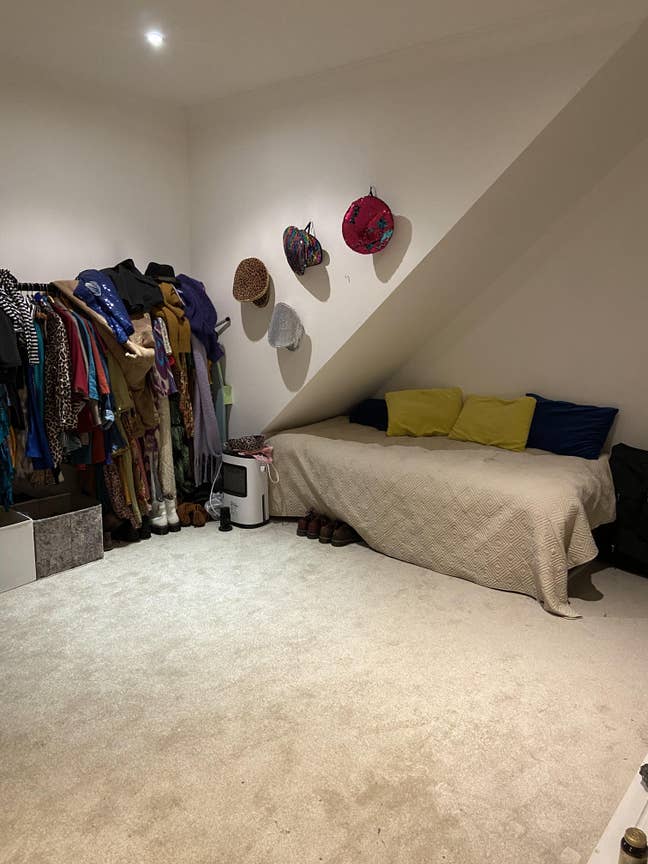 Large Double Room by the Sea, bills included Main Photo