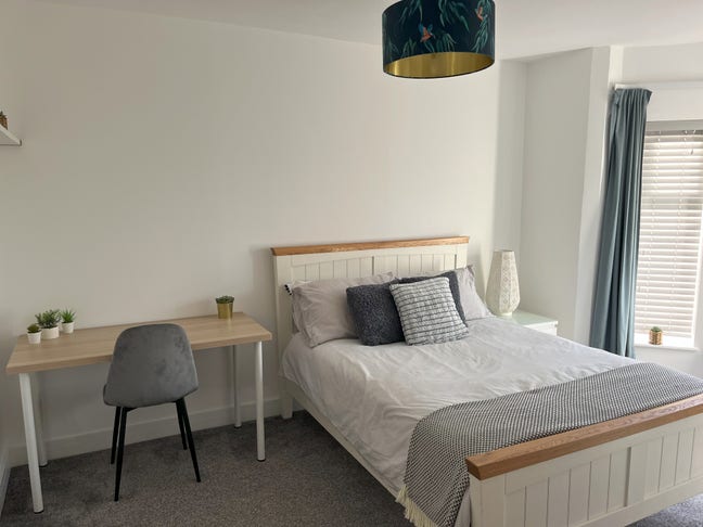 Beautiful Ensuite Room in a Modernised House Main Photo