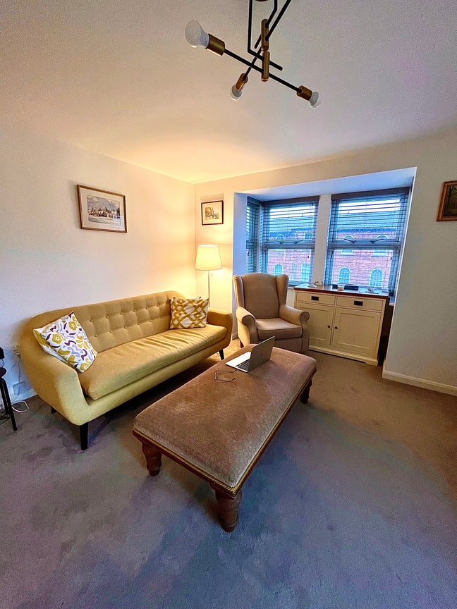 Bedroom available near Train station / airport Main Photo