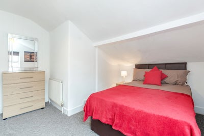 Dbl room on Woodford Road - Parking 💤🅿️ Main Photo