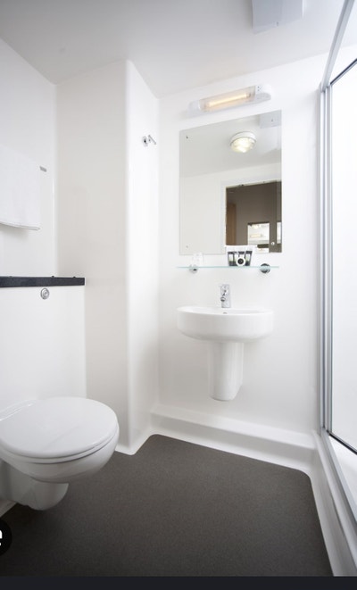 Double bed, ensuite, shared kitchen, city centre Main Photo