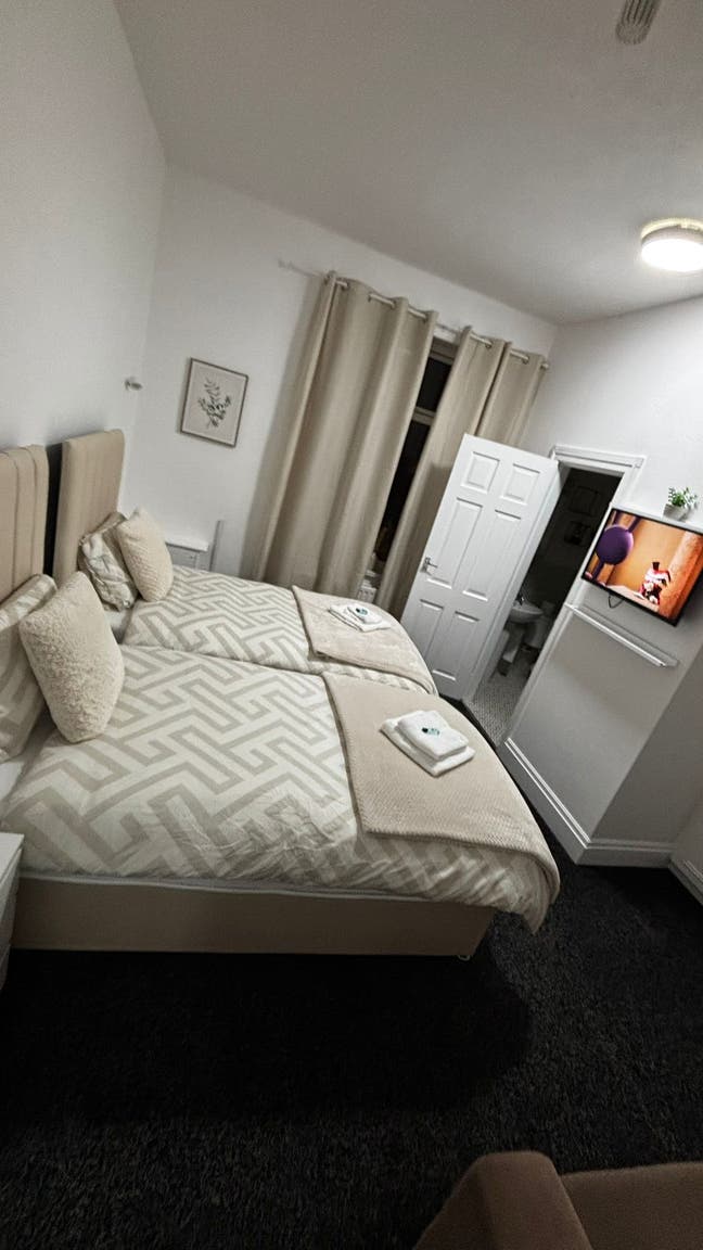 2 Large Double rooms near airport, includes bills Main Photo