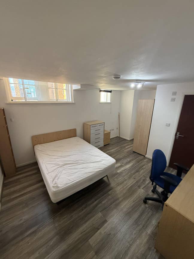 1 bed Ensuite Room Immediate move in! Main Photo