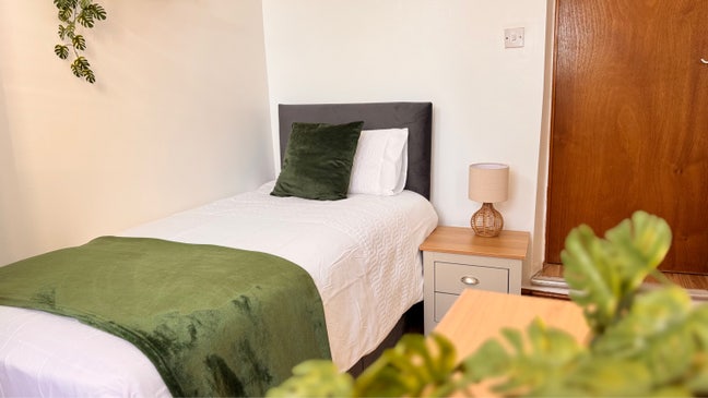 Room with fantastic views- ALL BILLS included  Main Photo