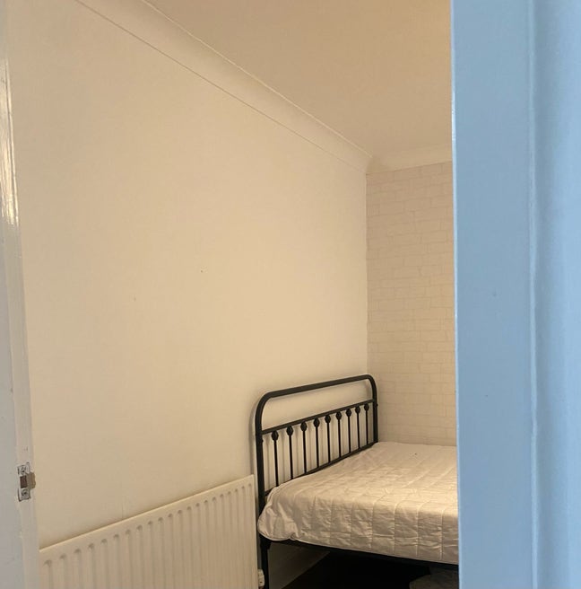 Double Bedroom Available Main Photo