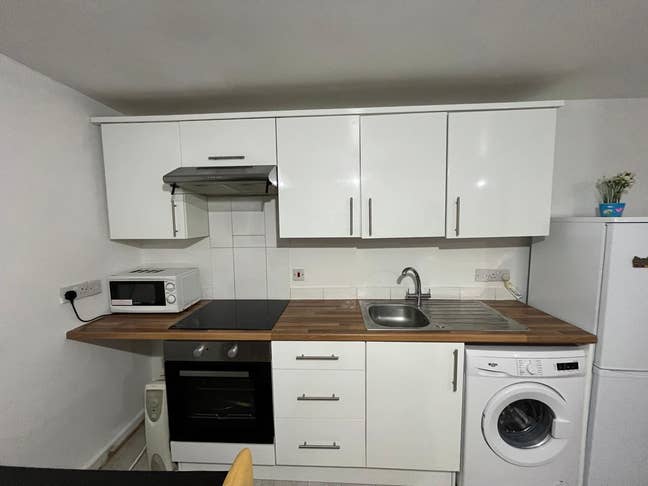 Large Studio flat to rent, 3 minutes walk to UCLAN Main Photo