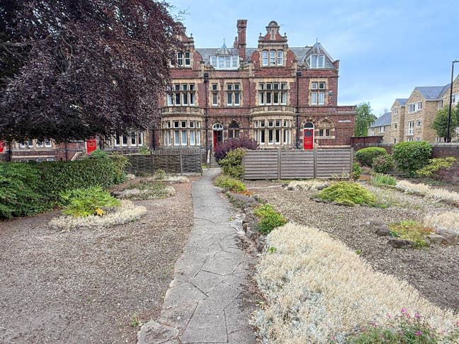 Double room in spacious flat on 2 floors Main Photo