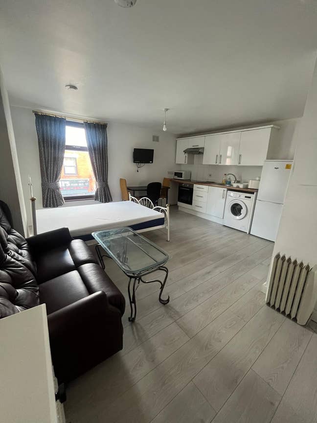 Large Studio flat to rent -3 minutes walk to UCLAN Main Photo