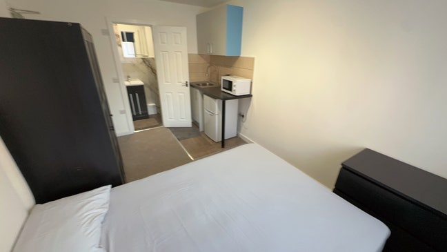 Cozy en-suite room with kitchenette in Bletchley  Main Photo