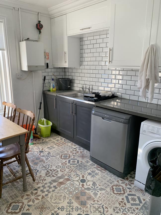 2 bedrooms in a lovely 4 bedroom house Main Photo