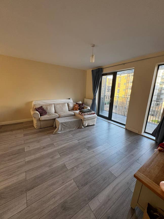 Spacious 3 bed modern flat  Main Photo