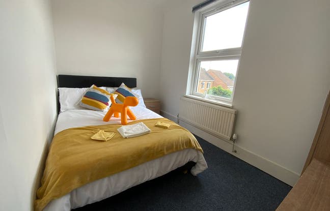 Modern Double Room in Professional House Share Main Photo