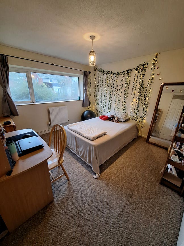 Spacious double room near UKC - couples welcome Main Photo