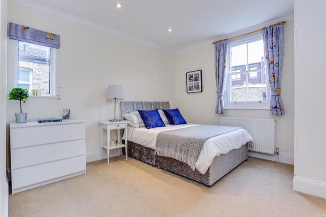 Spacious Double Bedroom in Lovely Chiswick Home W4 Main Photo