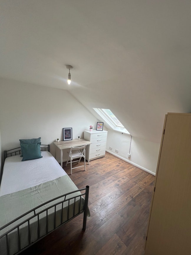 Cozy Room-Gladstone Park at 3 Sec and 5 to the St Main Photo