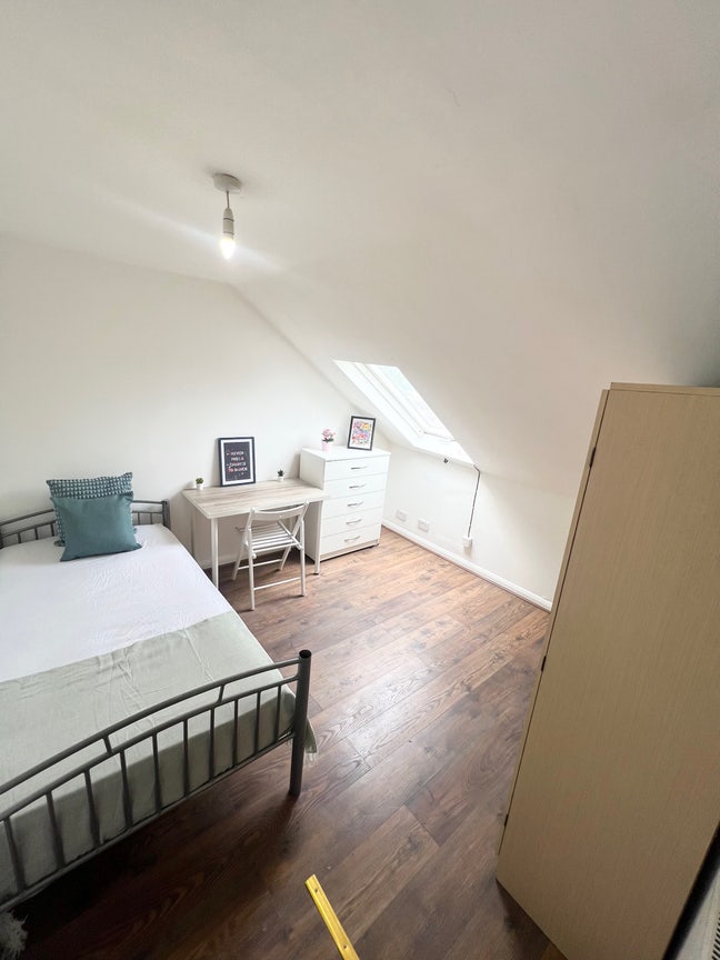 Great Location, Spacious Single Room  Main Photo