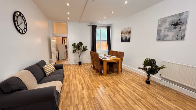 20% OFF First Month (JAN only) Last Double w/Bills Main Photo