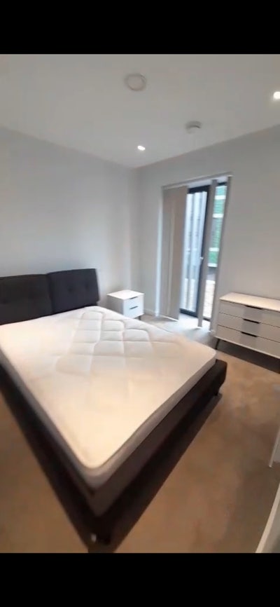 Large En-Suite Room in Modern 2 Bed Flat Main Photo