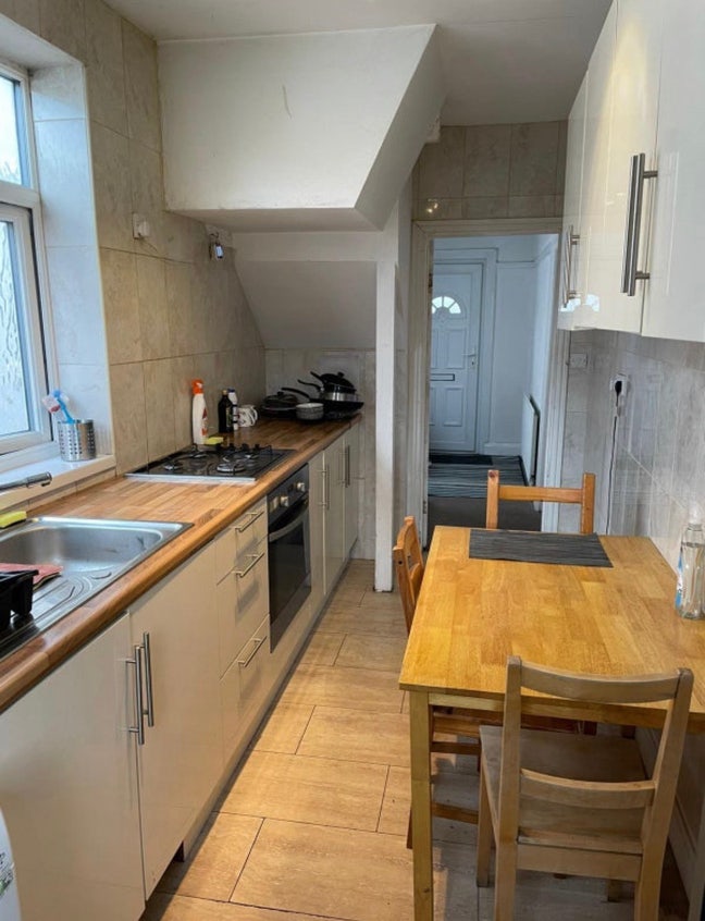 Single, bright room close to Twickenham  Main Photo