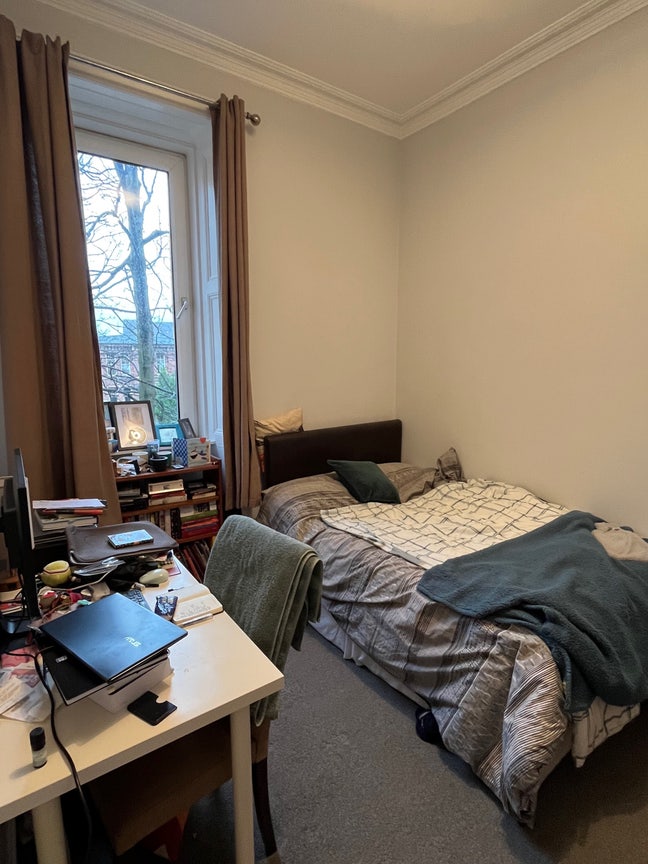 Spare room available in 2 bed Leith flat Main Photo