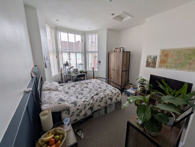 Spacious Double Room with Ensuite and Bay Window Main Photo